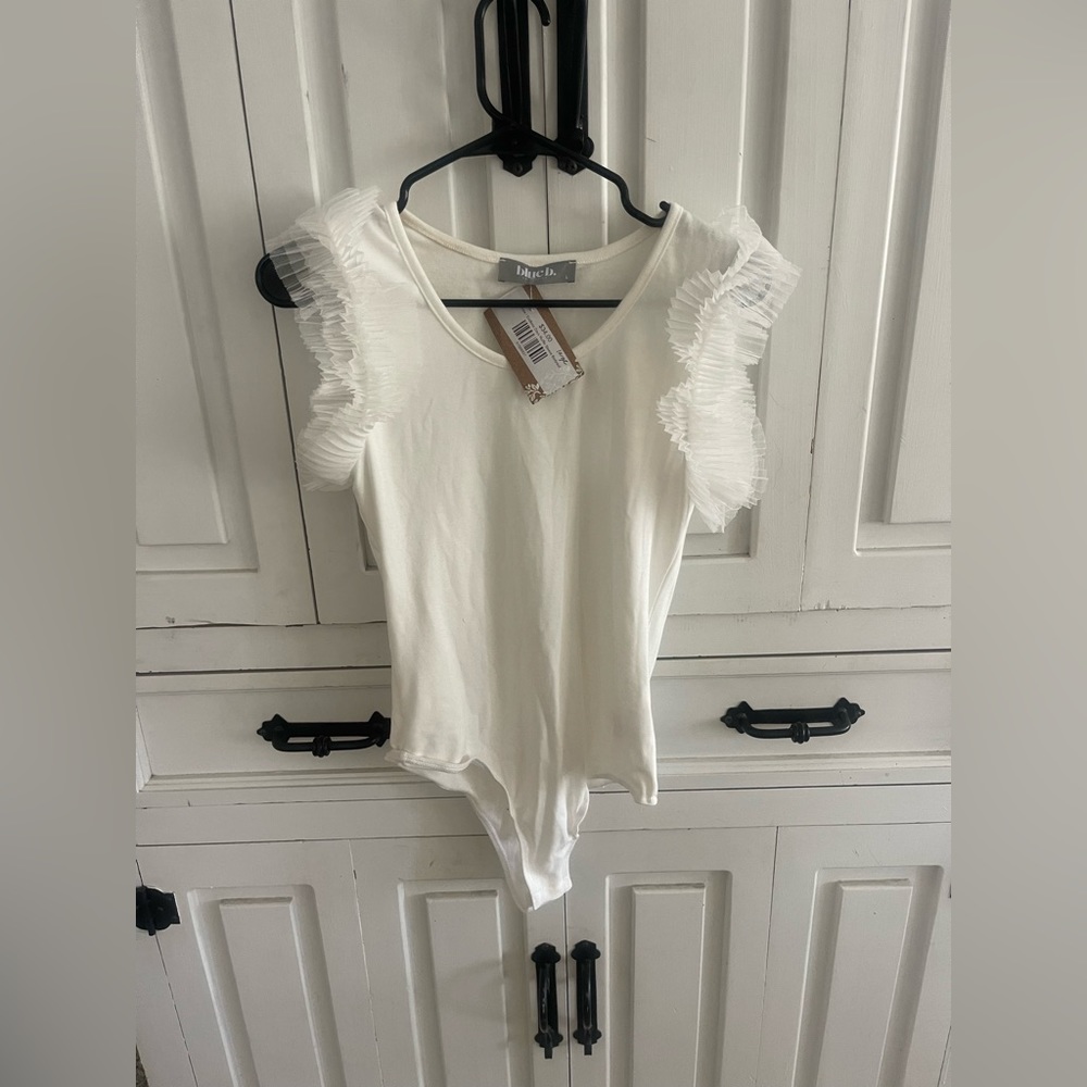 new with tags large white endless days ruffle sleeve bodysuit